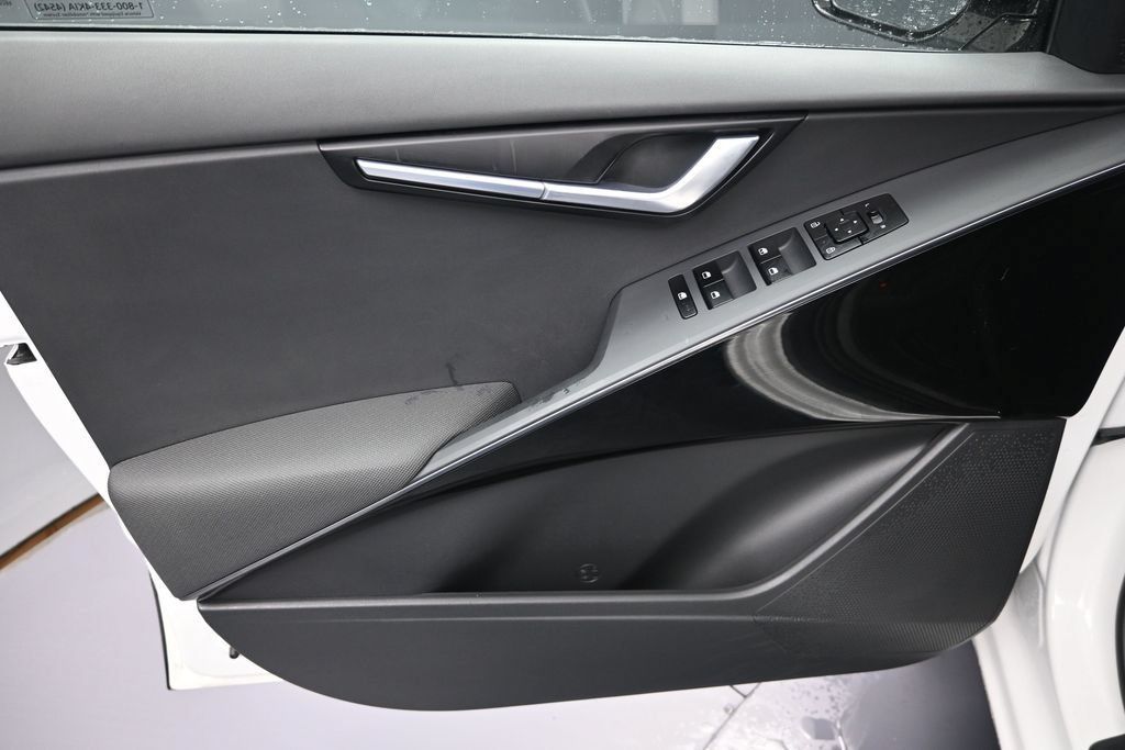 Certified 2024 Kia Niro Wind w/ Wind Preserve Package FWD image 9