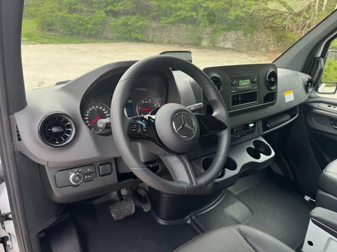 Used 2025 Mercedes-Benz Sprinter 2500 image 41