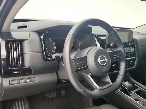 Used 2025 Nissan Pathfinder SV image 14