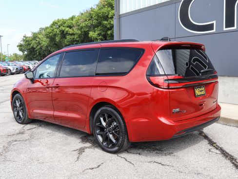 Used 2025 Chrysler Pacifica Limited FWD image 6