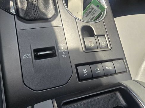 Used 2021 Toyota Highlander XLE AWD/4WD image 26