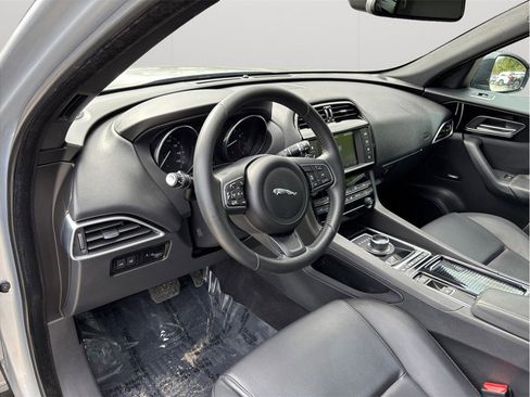 Used 2018 Jaguar F-PACE Premium image 6