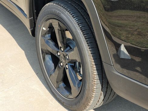 New 2025 Jeep Grand Cherokee L Altitude image 5