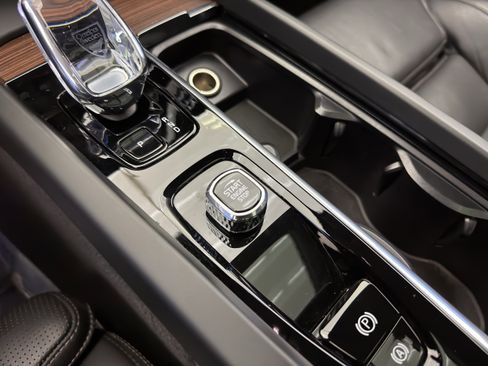 Used 2024 Volvo XC60 B5 Ultimate w/ Protection Package Premier image 20