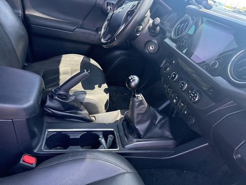 Used 2018 Toyota Tacoma TRD Off-Road w/ Technology Package image 7