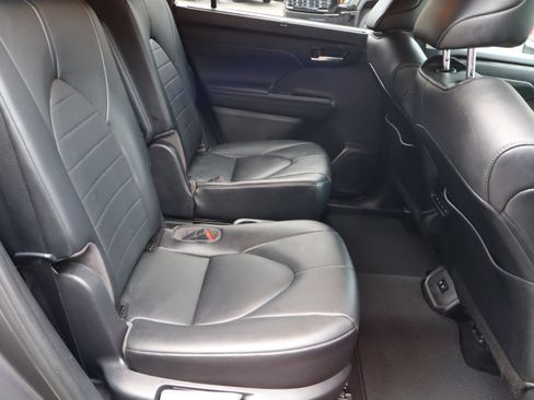 Used 2021 Toyota Highlander XLE AWD/4WD image 43