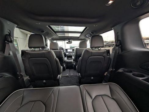 New 2026 Chrysler Pacifica Limited image 17