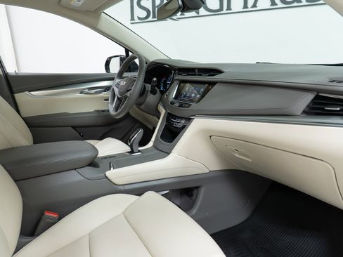 Used 2018 Cadillac XT5 Luxury w/ Driver Awareness Package AWD/4WD image 21