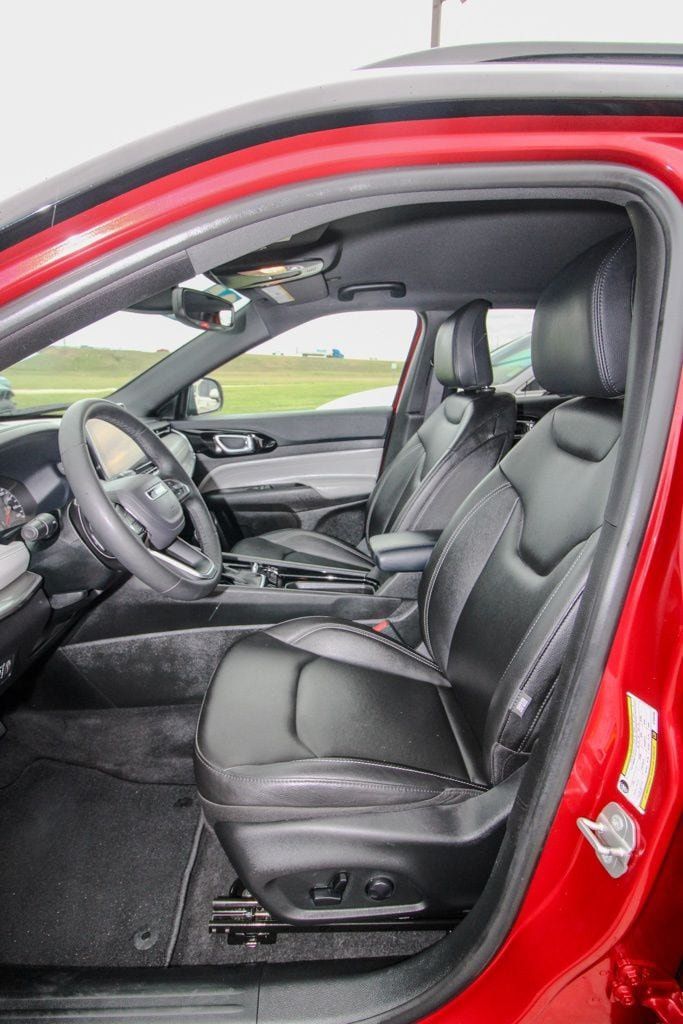 Used 2025 Jeep Compass Limited AWD/4WD image 13
