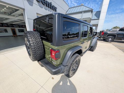 Used 2024 Jeep Wrangler Unlimited Rubicon w/ Capability Package image 6