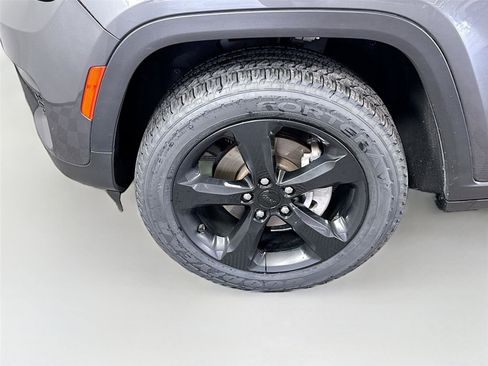 Used 2022 Jeep Grand Cherokee Altitude AWD/4WD image 23