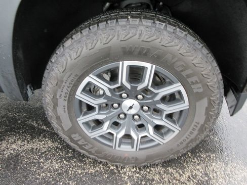 Certified 2024 Chevrolet Colorado Z71 w/ Z71 Convenience Package 2 AWD/4WD image 9