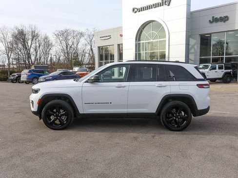 Used 2023 Jeep Grand Cherokee Altitude image 3