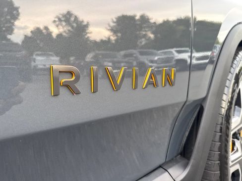 Used 2025 Rivian R1S Premium AWD/4WD image 9
