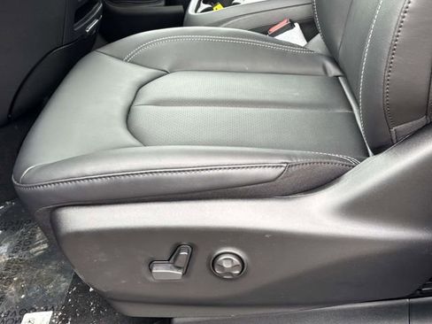 New 2026 Chrysler Pacifica Select w/ S Appearance Package image 12