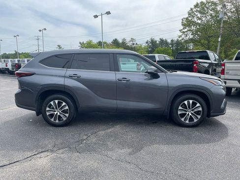 Used 2024 Toyota Highlander XLE AWD/4WD image 9