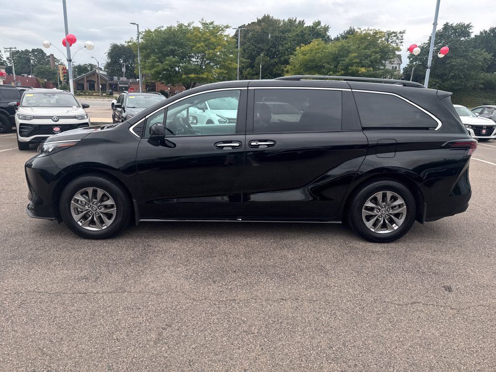 Used 2026 Toyota Sienna XLE AWD/4WD image 4