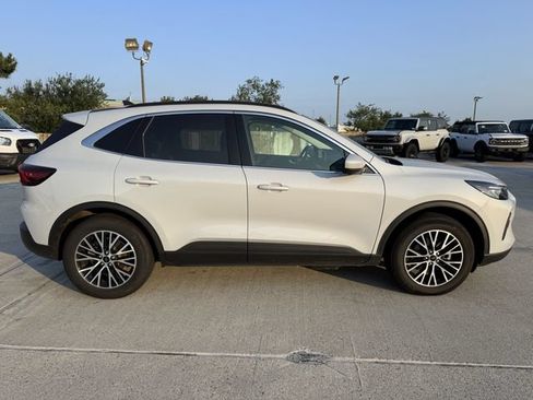 Used 2025 Ford Escape SE w/ PHEV Premium Package FWD image 2