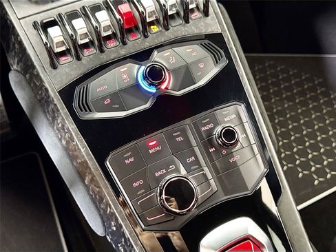 Used 2018 Lamborghini Huracan image 20