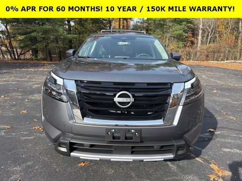 New 2025 Nissan Pathfinder SL image 2