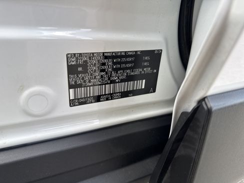 Used 2024 Toyota RAV4 XLE AWD/4WD image 30