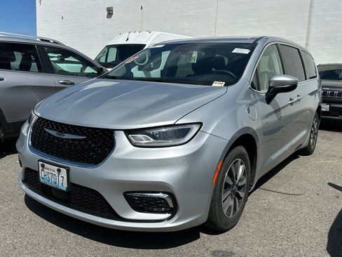 Used 2023 Chrysler Pacifica Touring-L image 2