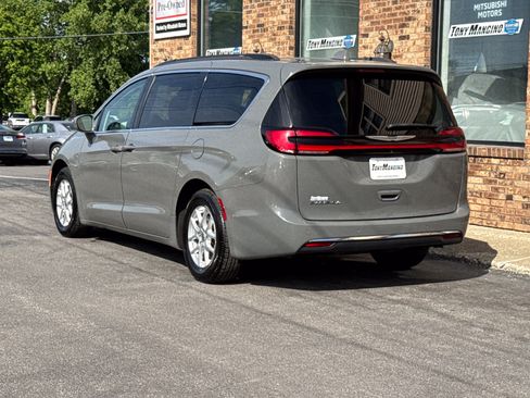 Used 2022 Chrysler Pacifica Touring-L FWD image 3