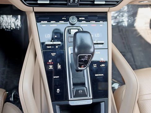 Used 2020 Porsche Cayenne AWD/4WD image 27