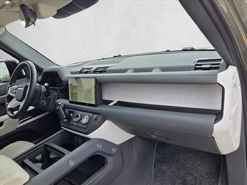 Used 2024 Land Rover Defender 110 SE image 21