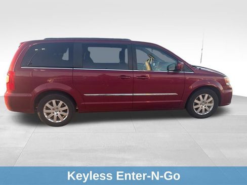 Used 2016 Chrysler Town & Country Touring image 10