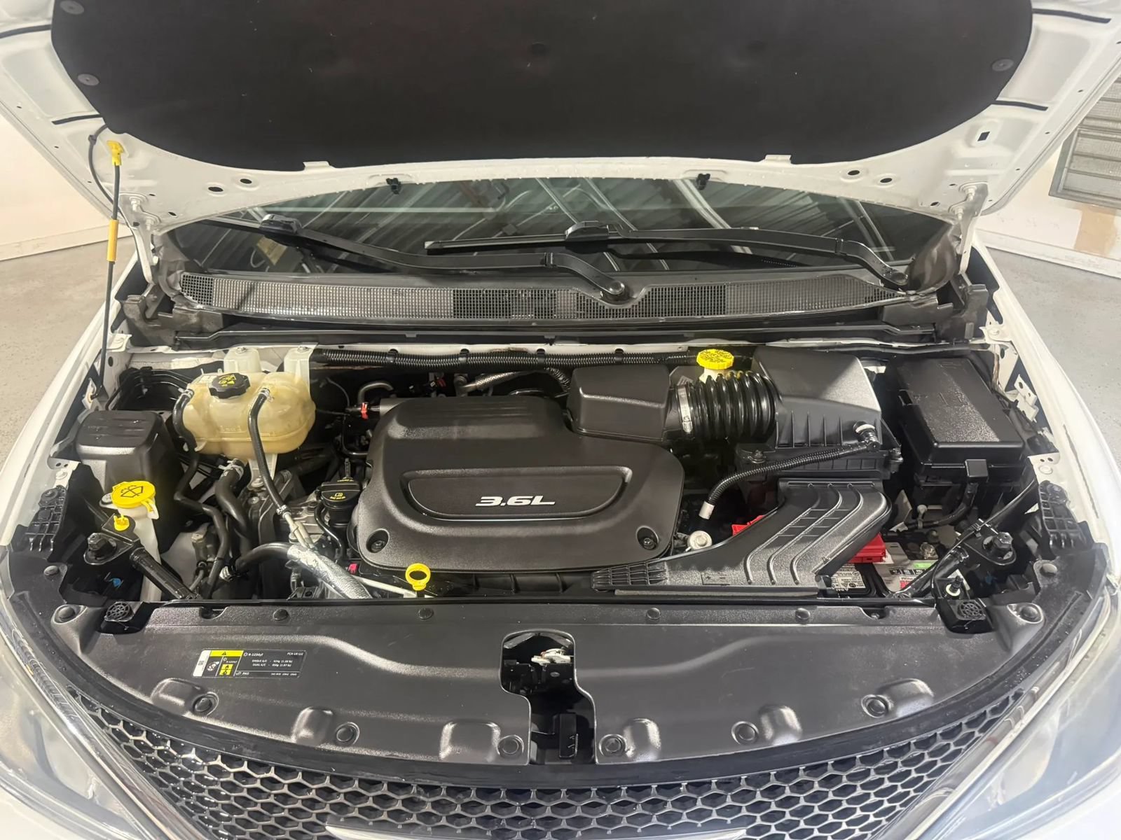 Used 2018 Chrysler Pacifica Touring-L FWD image 27