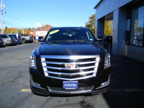 Used 2017 Cadillac Escalade Luxury image 3