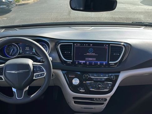 Used 2024 Chrysler Pacifica Touring-L image 35