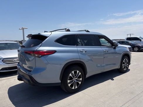 Used 2020 Toyota Highlander XLE FWD image 3