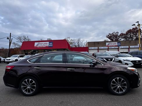 Used 2018 Toyota Avalon XLE Premium image 4