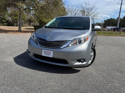 Used 2013 Toyota Sienna XLE image 28