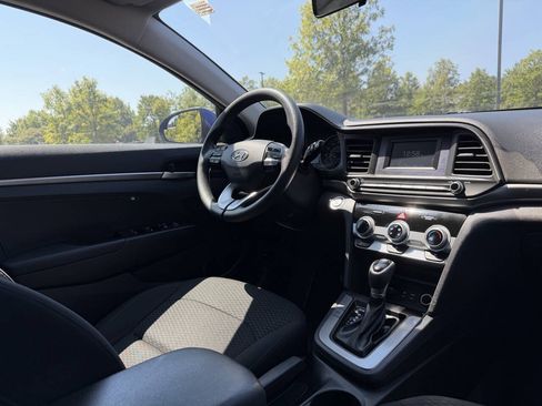 Used 2019 Hyundai Elantra SE FWD image 18