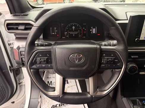 Used 2025 Toyota 4Runner SR5 AWD/4WD image 22