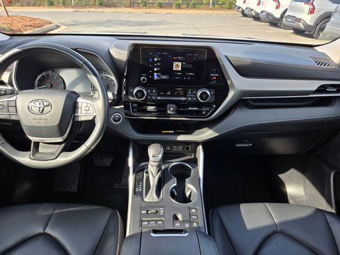 Used 2024 Toyota Highlander XLE image 10