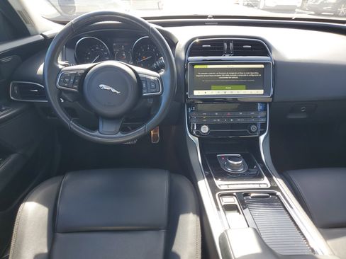 Used 2019 Jaguar XE Premium image 34