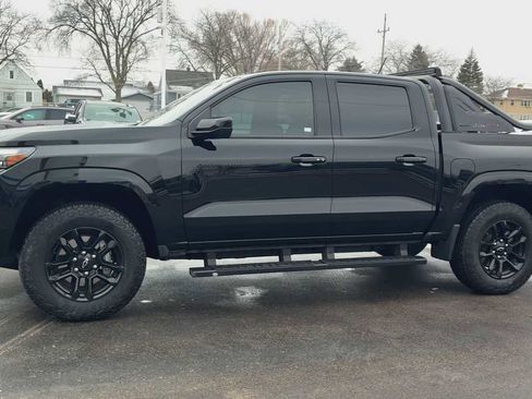 Used 2025 Chevrolet Colorado Z71 w/ Midnight Edition image 6