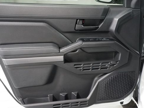 Certified 2025 Toyota Tacoma SR5 AWD/4WD image 31