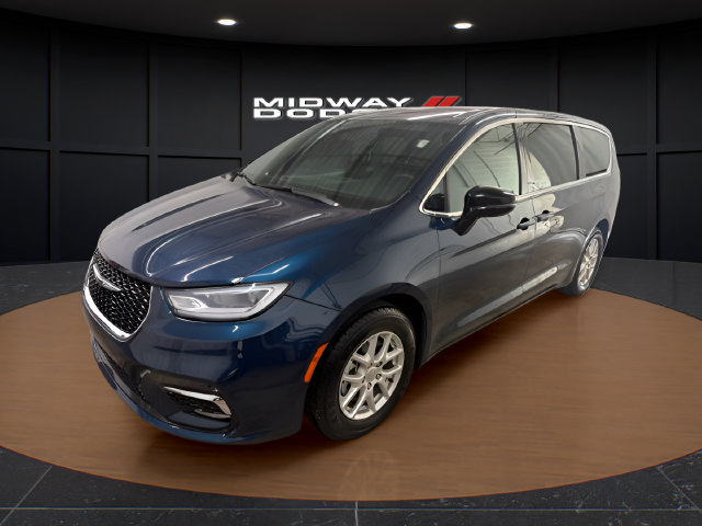 Used 2025 Chrysler Pacifica Select FWD image 2