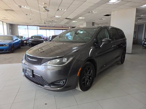 Used 2018 Chrysler Pacifica Touring Plus w/ S Appearance Package FWD image 3