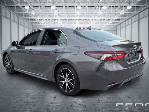 Used 2023 Toyota Camry SE image 3