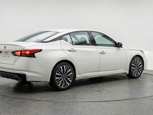 Used 2025 Nissan Altima 2.5 SV FWD image 9