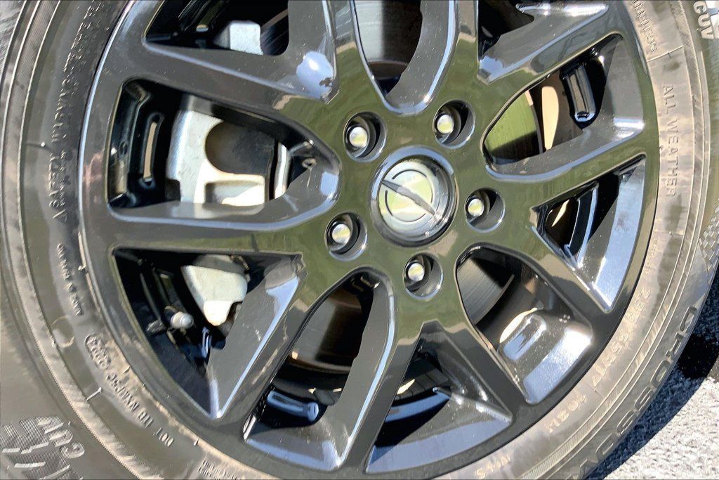 Used 2023 Chrysler Pacifica Touring-L FWD image 3