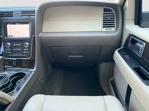Used 2016 Lincoln Navigator Select image 17