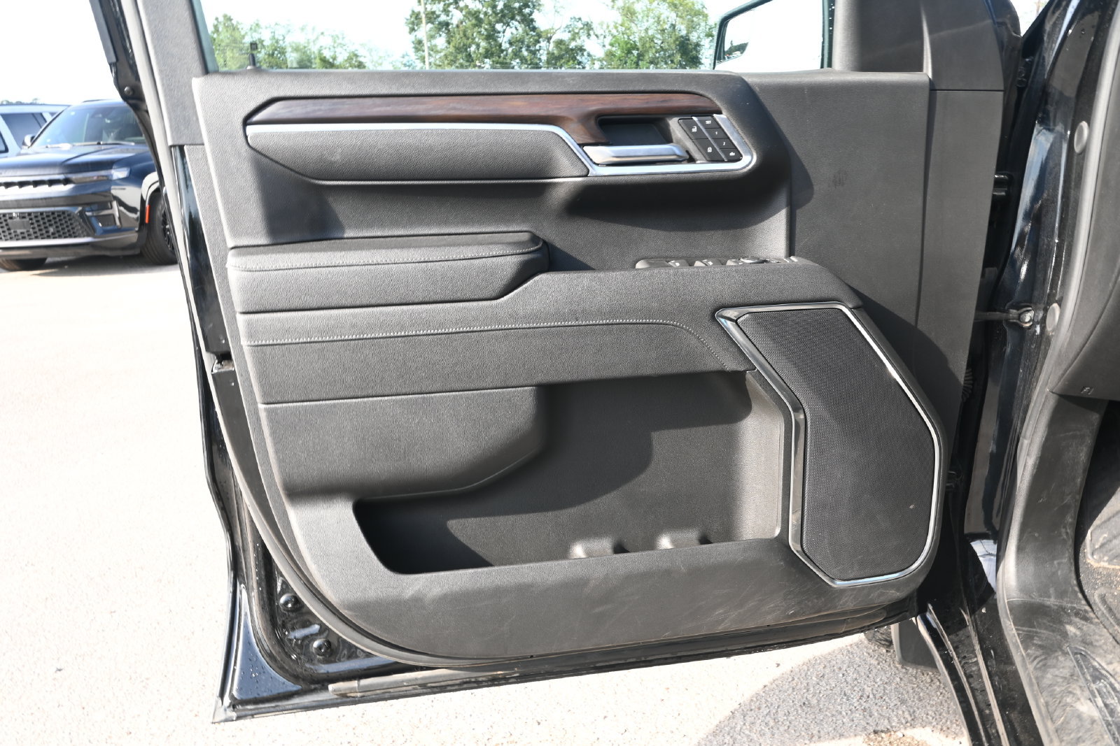 Used 2025 GMC Sierra 1500 SLT AWD/4WD image 8