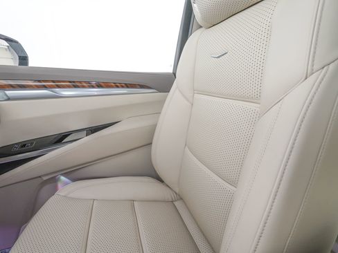 Used 2026 Cadillac Escalade Platinum Sport w/ LPO, Floor Liner Package AWD/4WD image 30